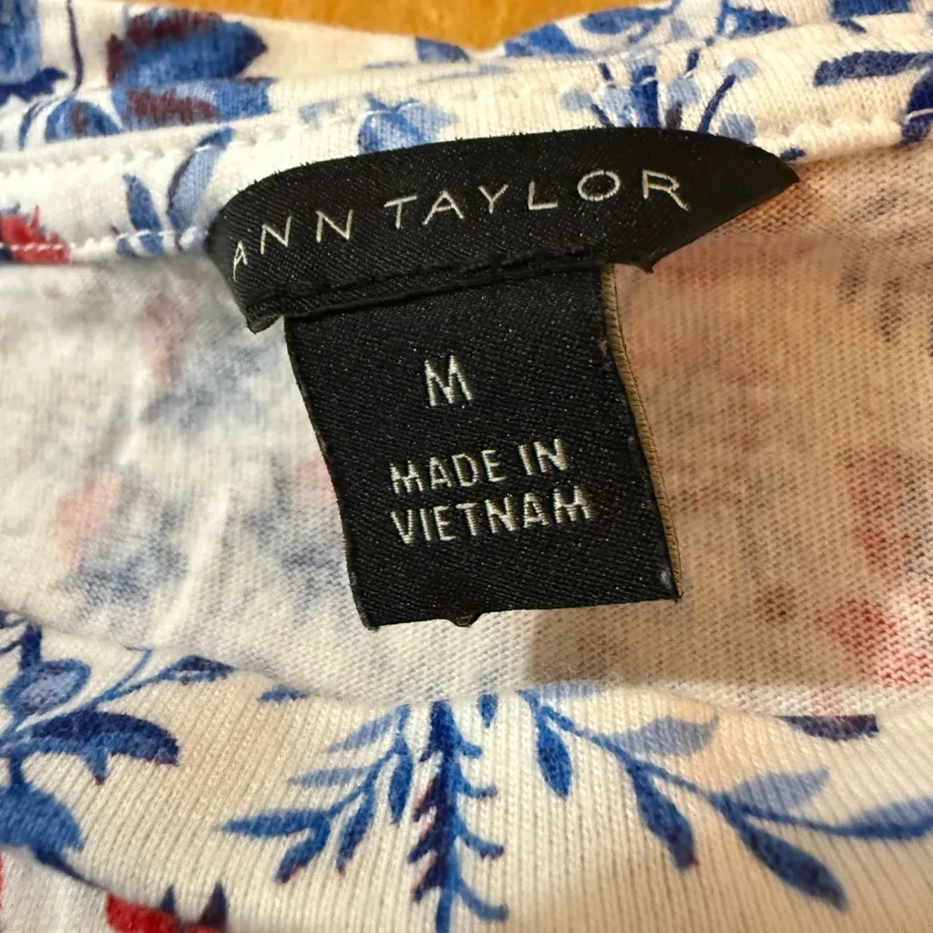 Ann Taylor Blue Red Floral Shirt Crew Neck Short Sleeve Cotton Top Medium - Image 3