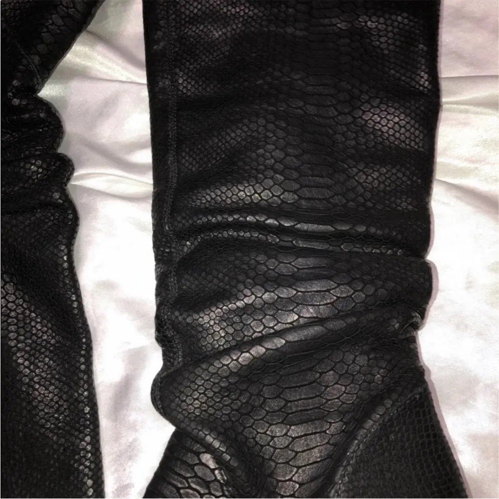 Carlos by Carlos Santana 8.5 Long Black Boots Snakeskin textured - Image 4