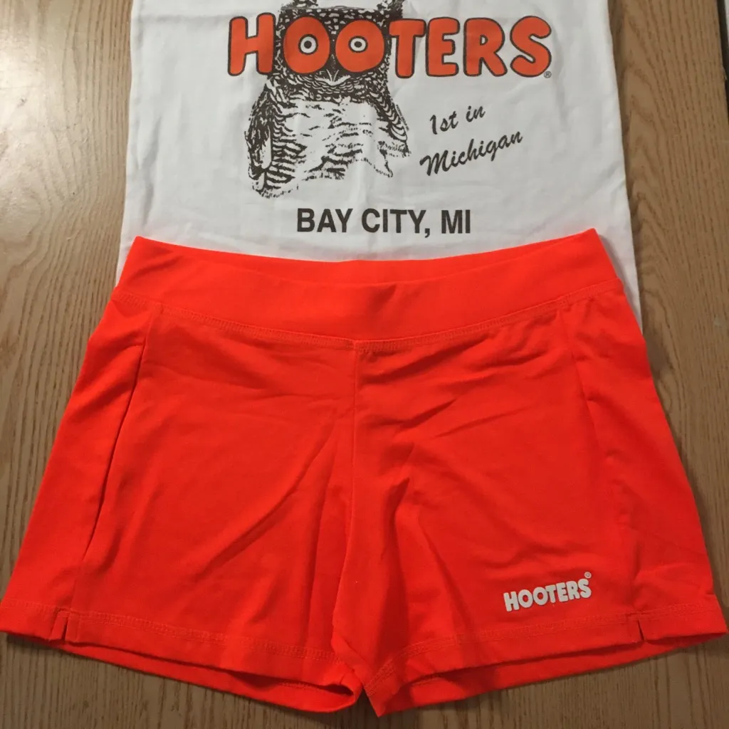 B71 #9 Sexy Hooters Girl Worn Uniform Tank/Shorts From Bay City MI Size Medium - Image 2
