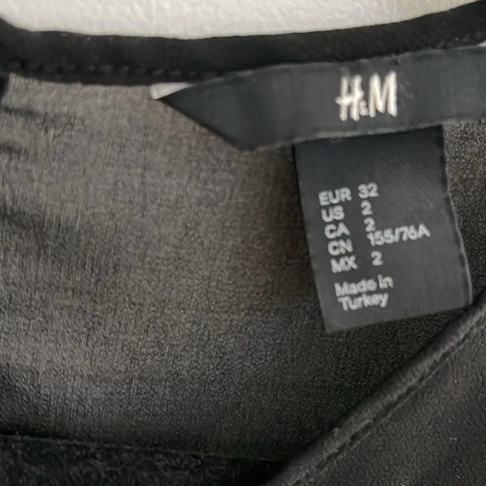 H&M women size 2 Black dressy sheer double top - Image 4