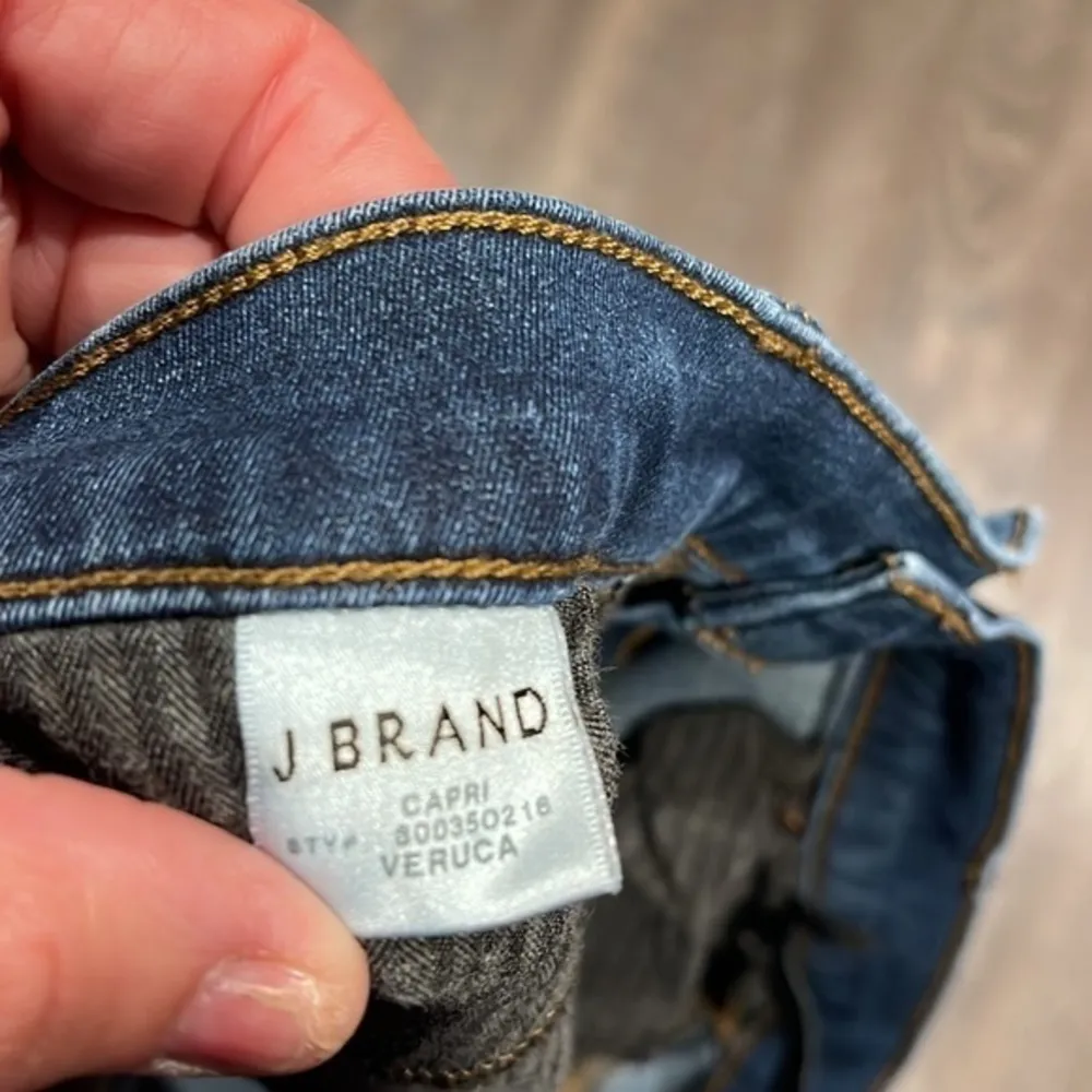 J brand stretch Veruca Capri Dark Wash - Image 6