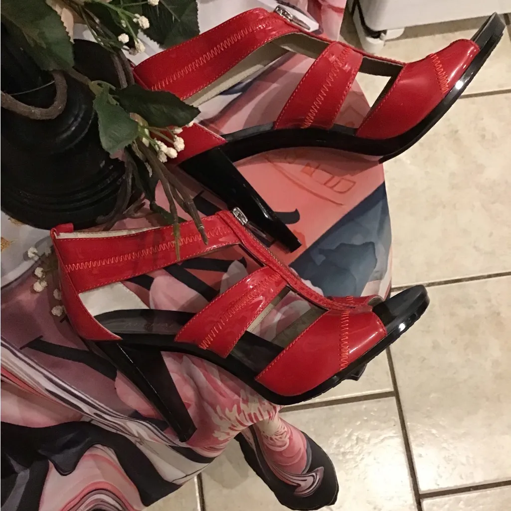 LIKE NEW! MMK Hot Chili Red Patent Leather Berkley T-Strap Sandal Size 7.5 M - Image 5