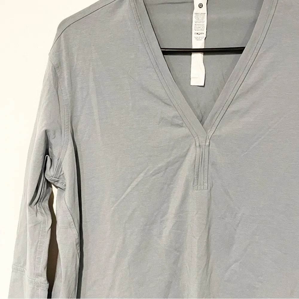 Lululemon  Size 2 Grey Back In Action V-Neck Long-Sleeve Shirt - Image 2
