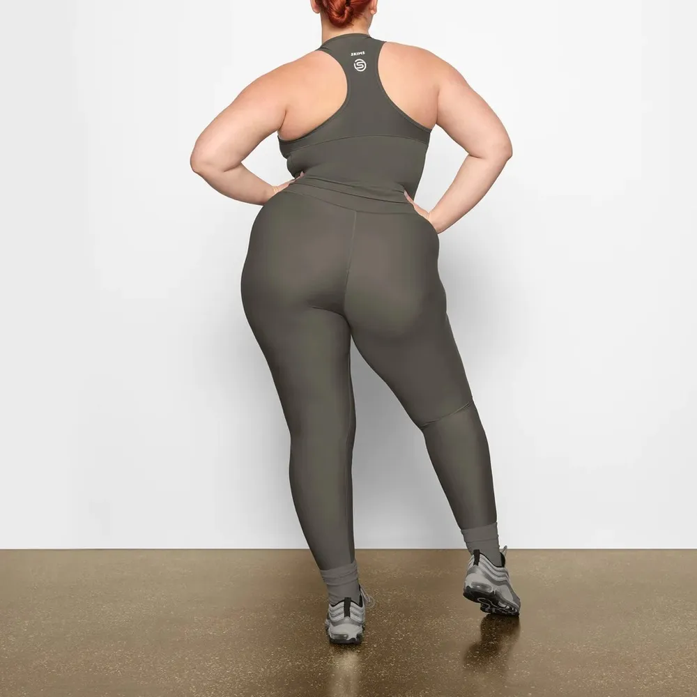 SKIMS SKIMS PERFORMANCE HIGH-WAISTED 7/8 LEGGING NWT GUNMETAL - Image 4