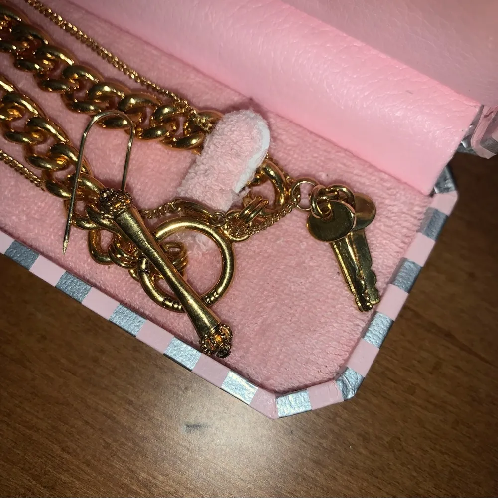 Retro Juicy Couture Pam & Gela Gold Lock and Key 2 Chain Necklace - Image 4