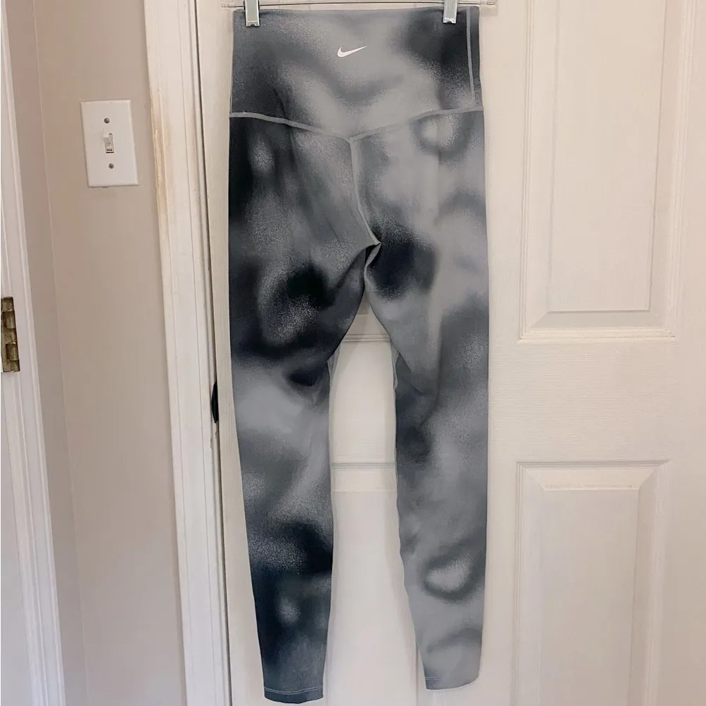 NIKE One Dri-Fit 7/8 Leggings in Shades of Grey - Image 6