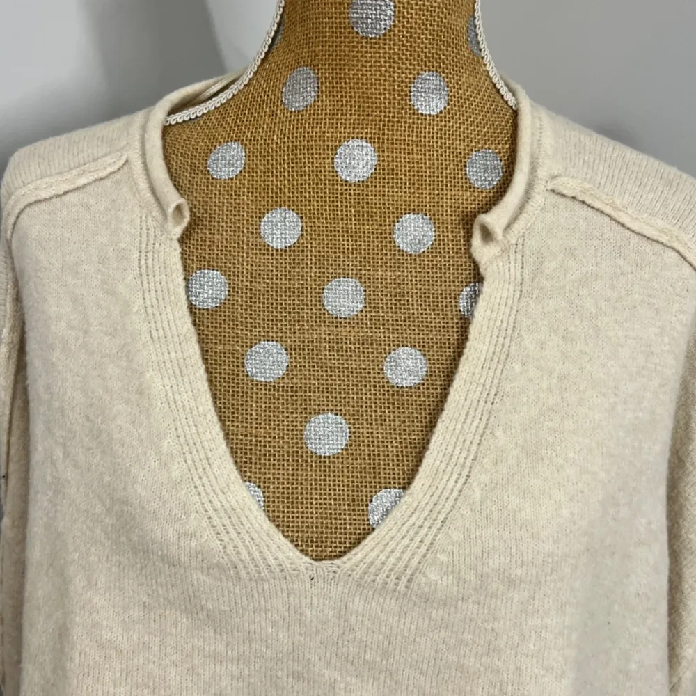 BDG oversized cropped beige sweater size M - Image 2