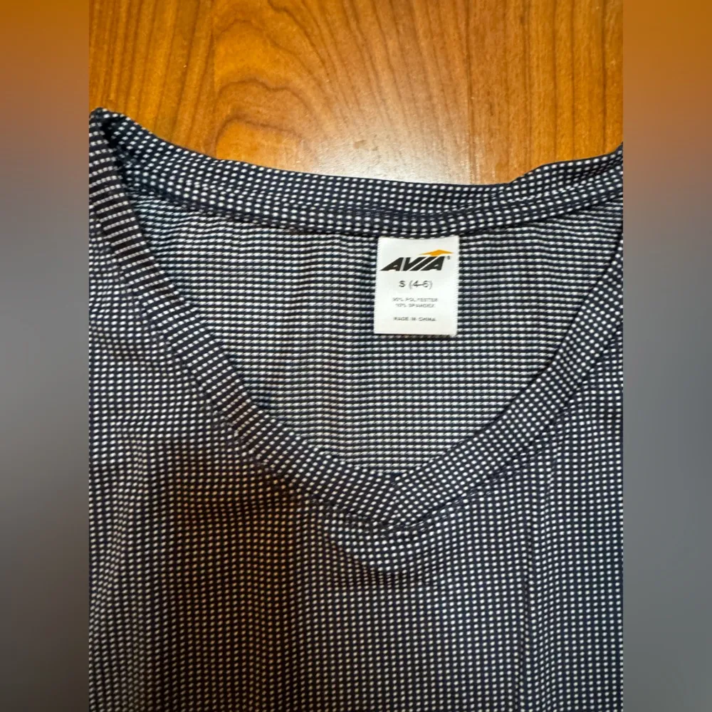 Athletic woman workout shirt - Image 3