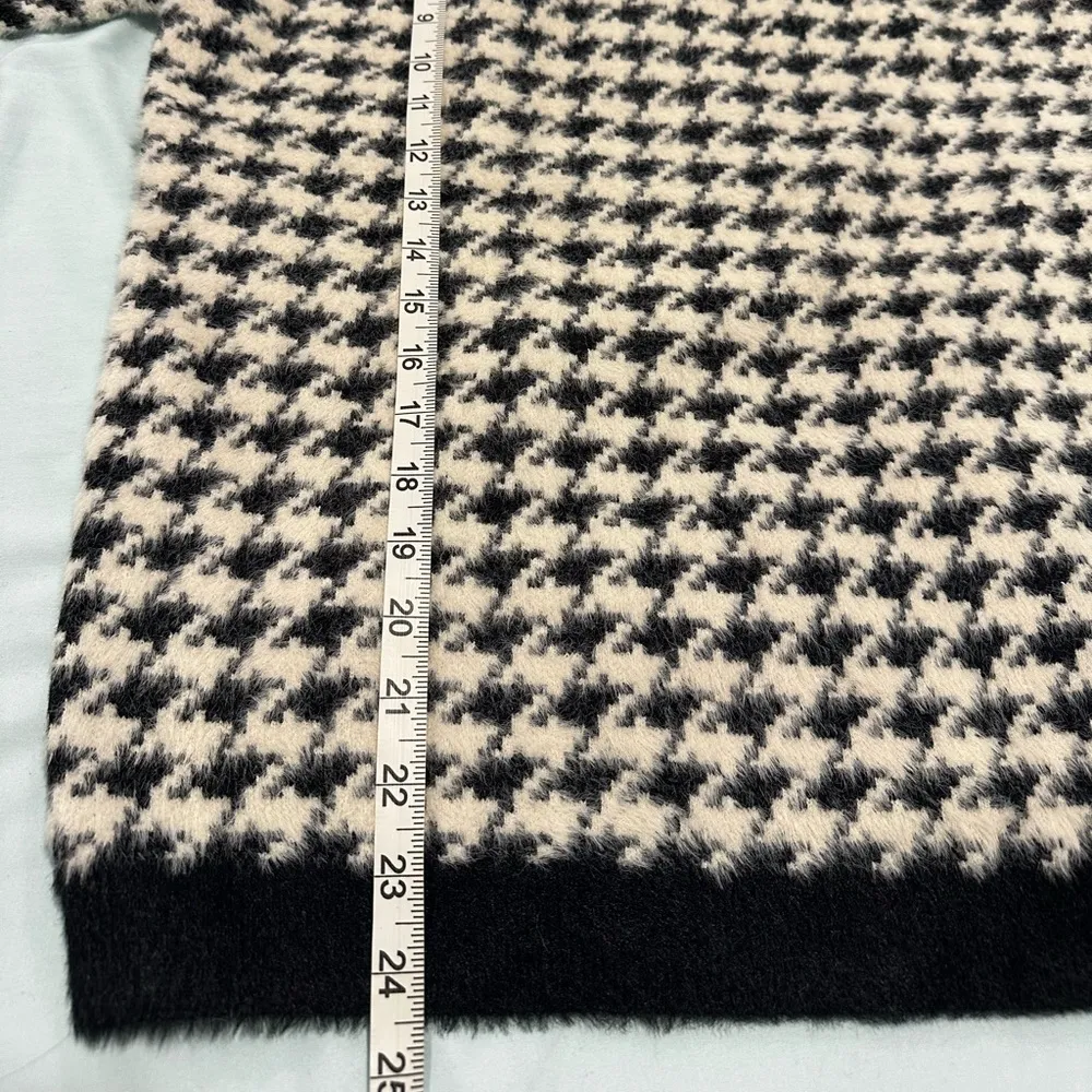 NWOT Women’s Cyrus Black & White Shaggy Fuzzy Houndstooth Crew Neck Sweater. Lg - Image 4