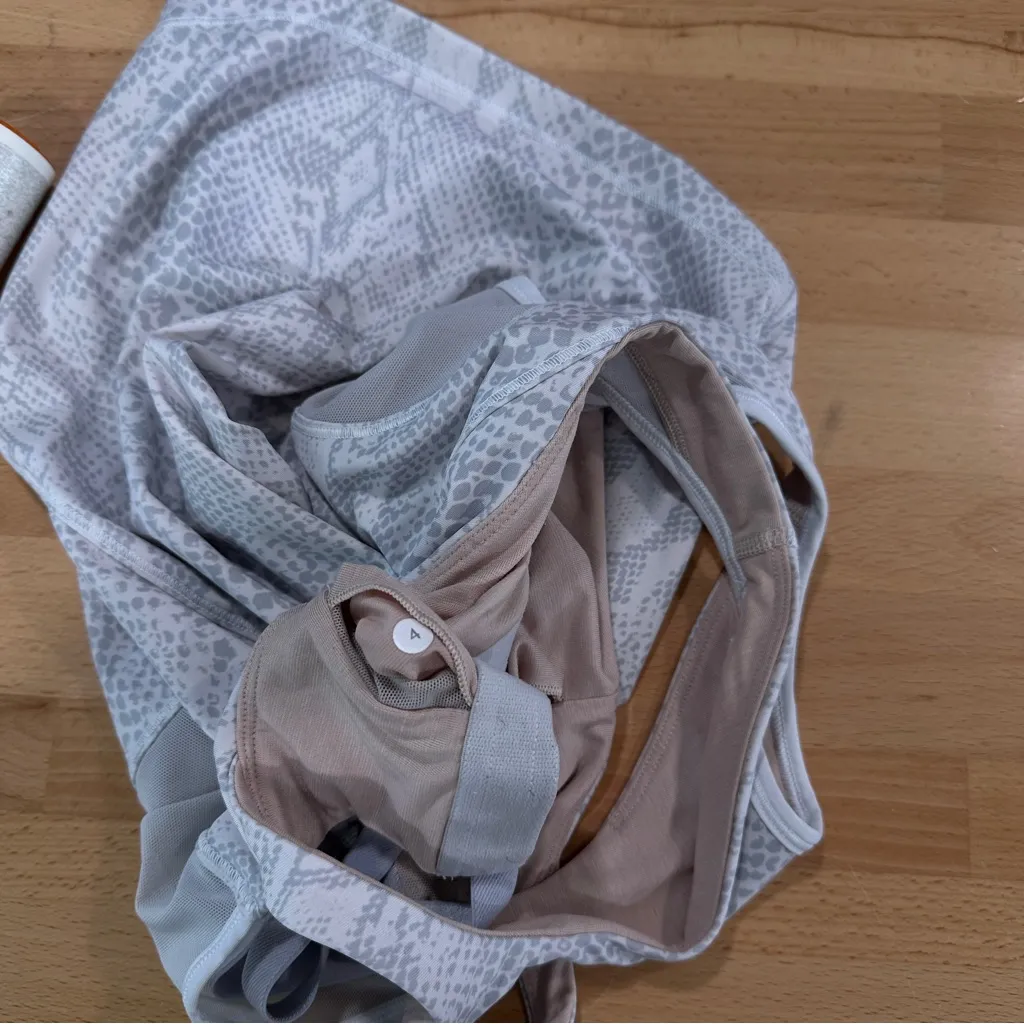 Lululemon Mesh With Me Tank Desert Snake White Silver Fox size 4 - Image 6