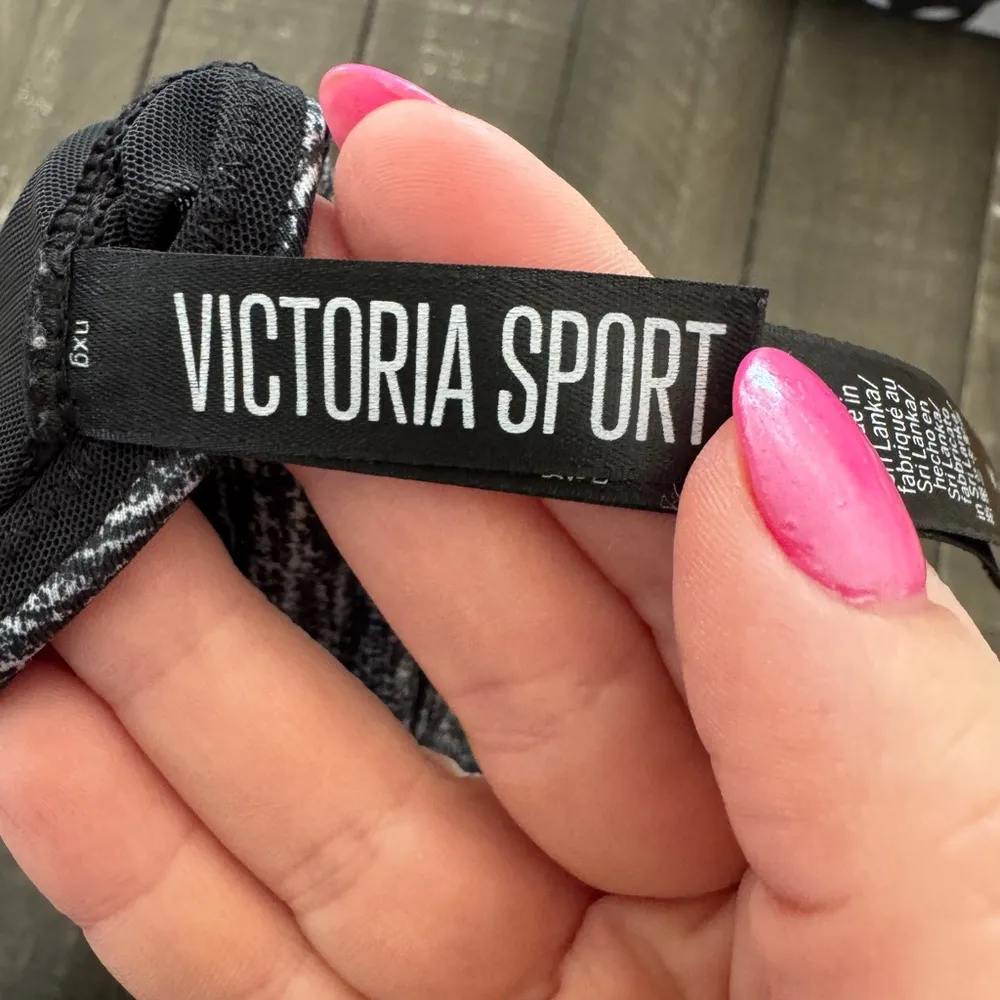 VICTORIAS SECRET SPORT Reflective Strappy Back Sports Bra Size Large Like New - Image 5