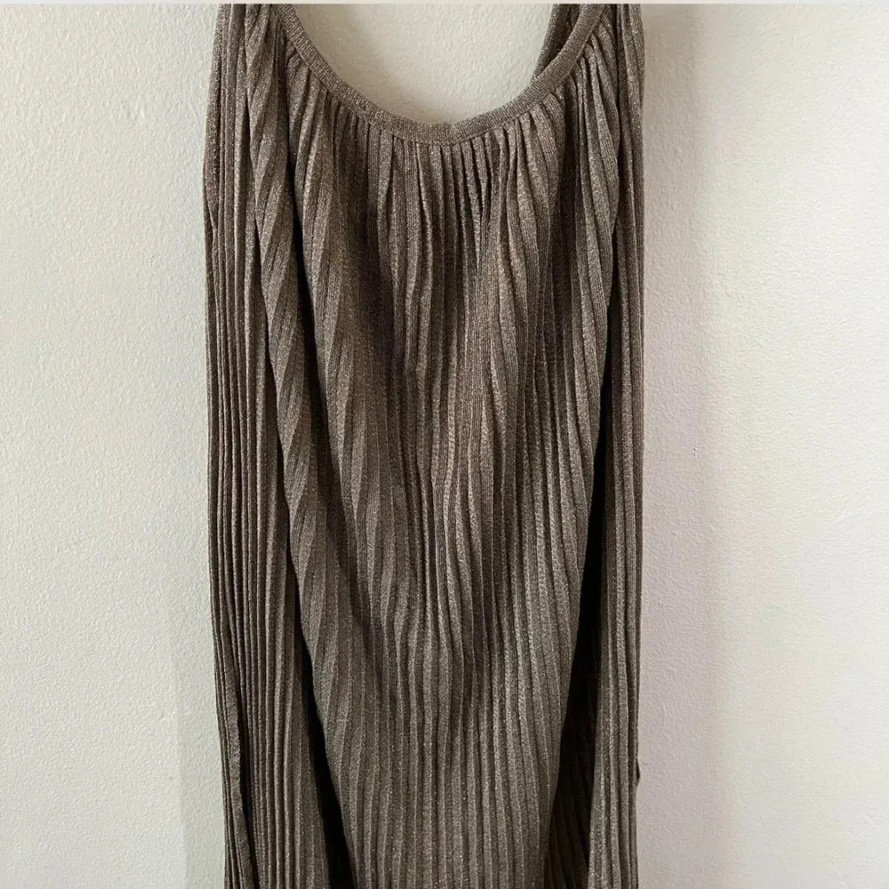 Women’s Roberto Collina Beige Gold Pleated Rayon Knit Tank Top size M in EUC Size M - Image 2