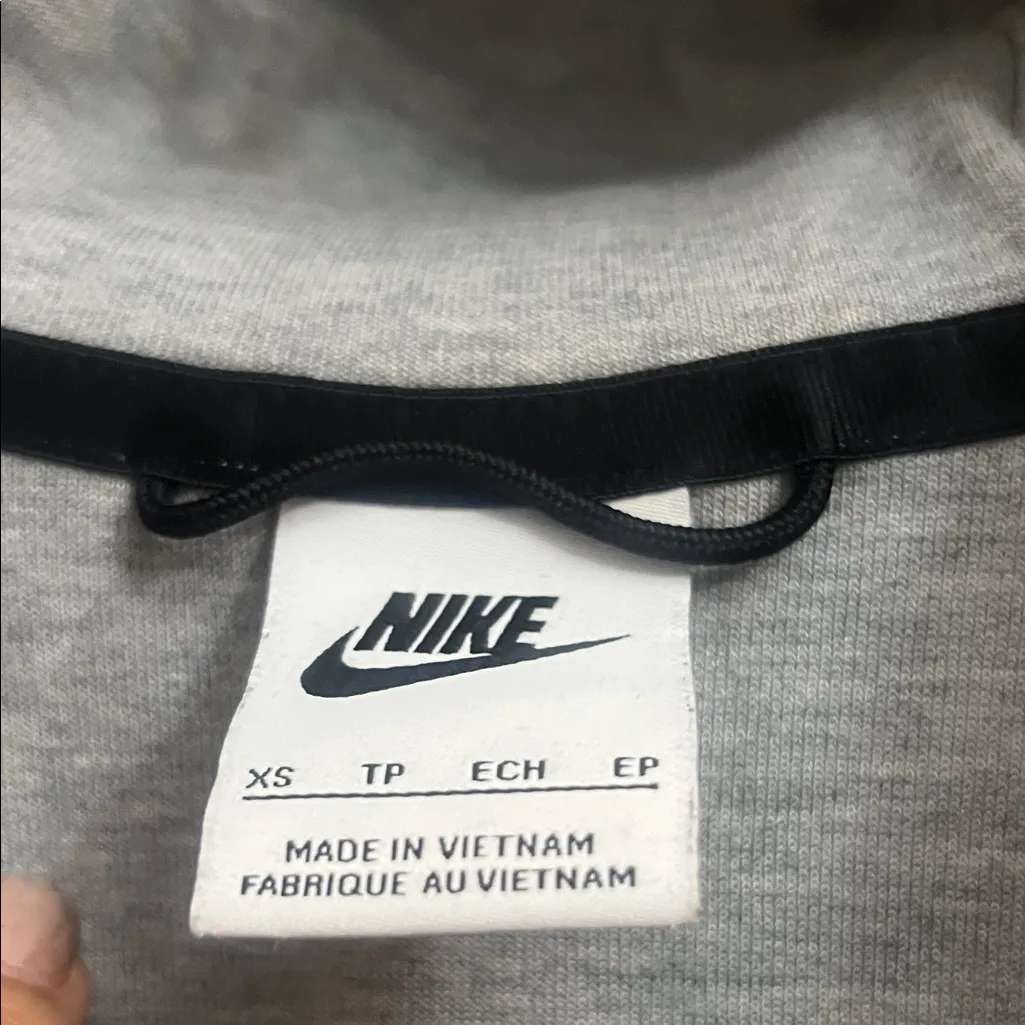 Nike  Women's Light Gray Zip-Up Jacket - Image 5