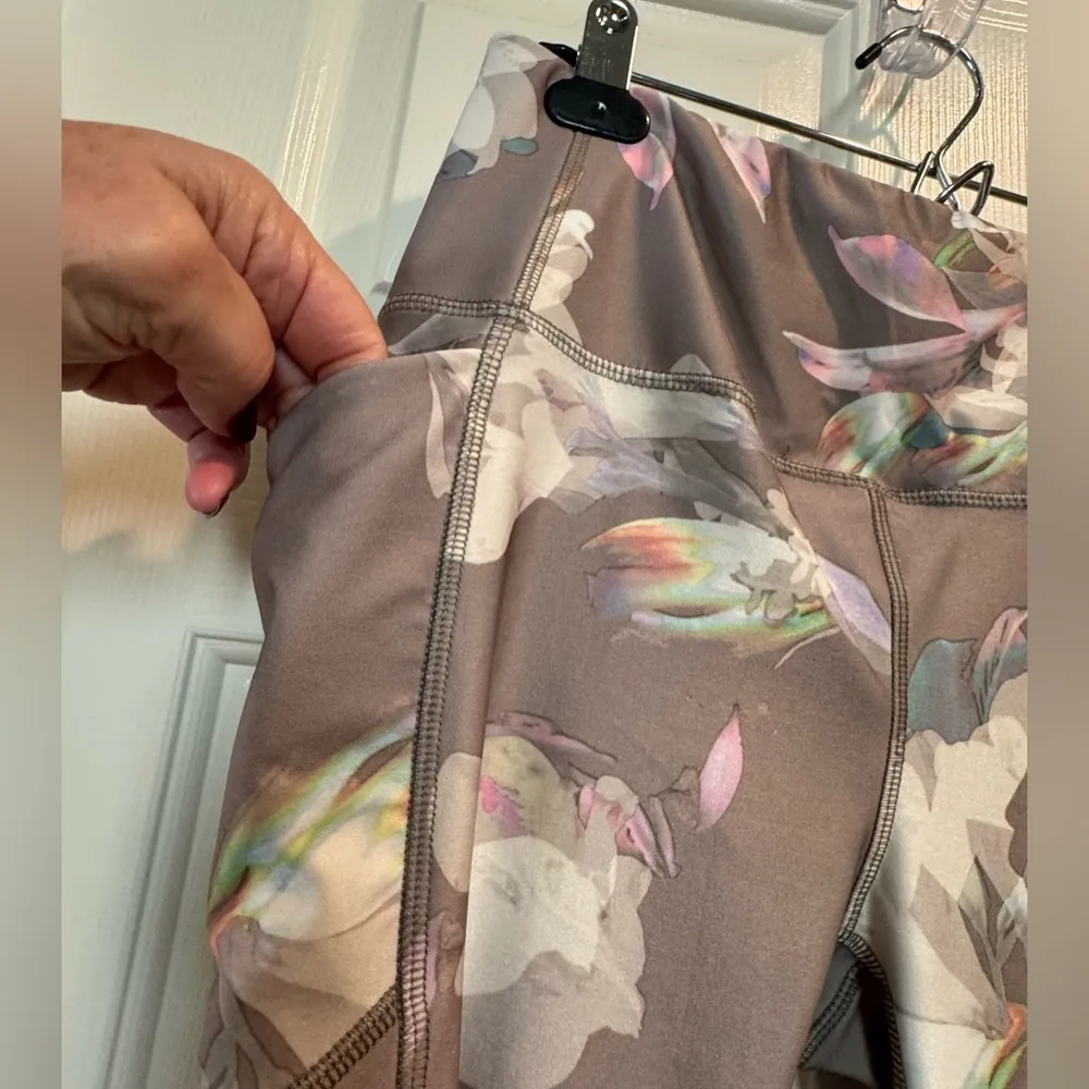 Women’s RBX leggings - beige w/ floral design - thigh pockets - size Large - Image 6