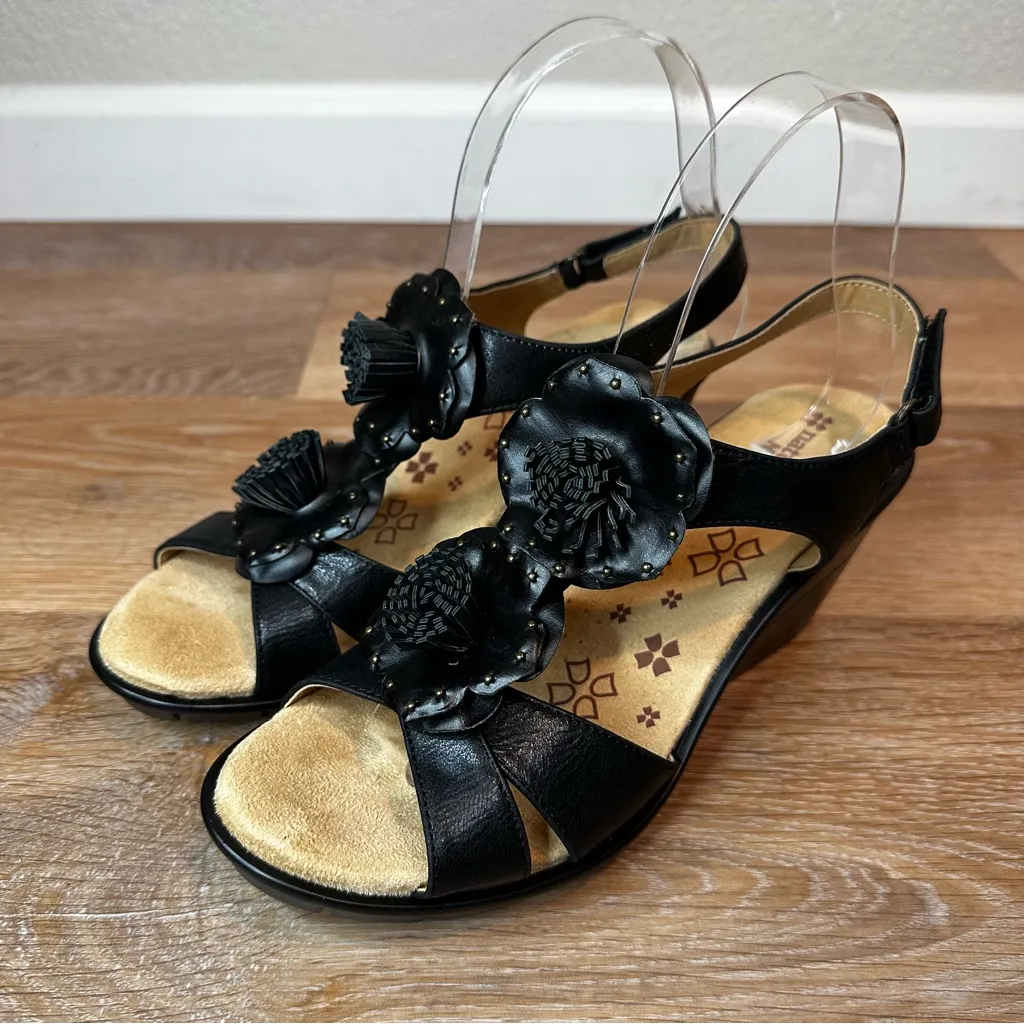 NWOT Naturalizer Explorer Black Comfort Faux Leather Floral Wedge Sandal, Sz 7.5 - Image 3