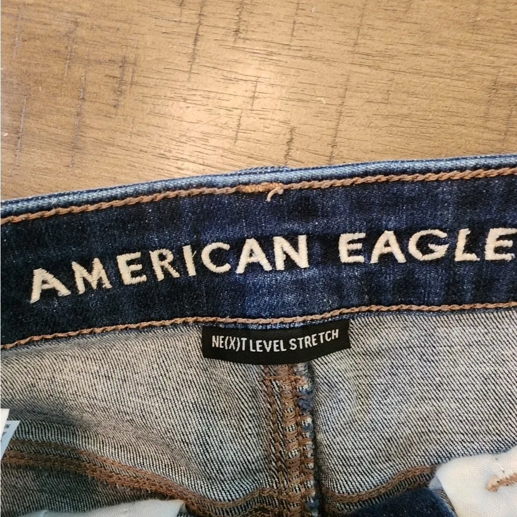 American eagle high rise shortie Distressed jean shorts size 2 - Image 3