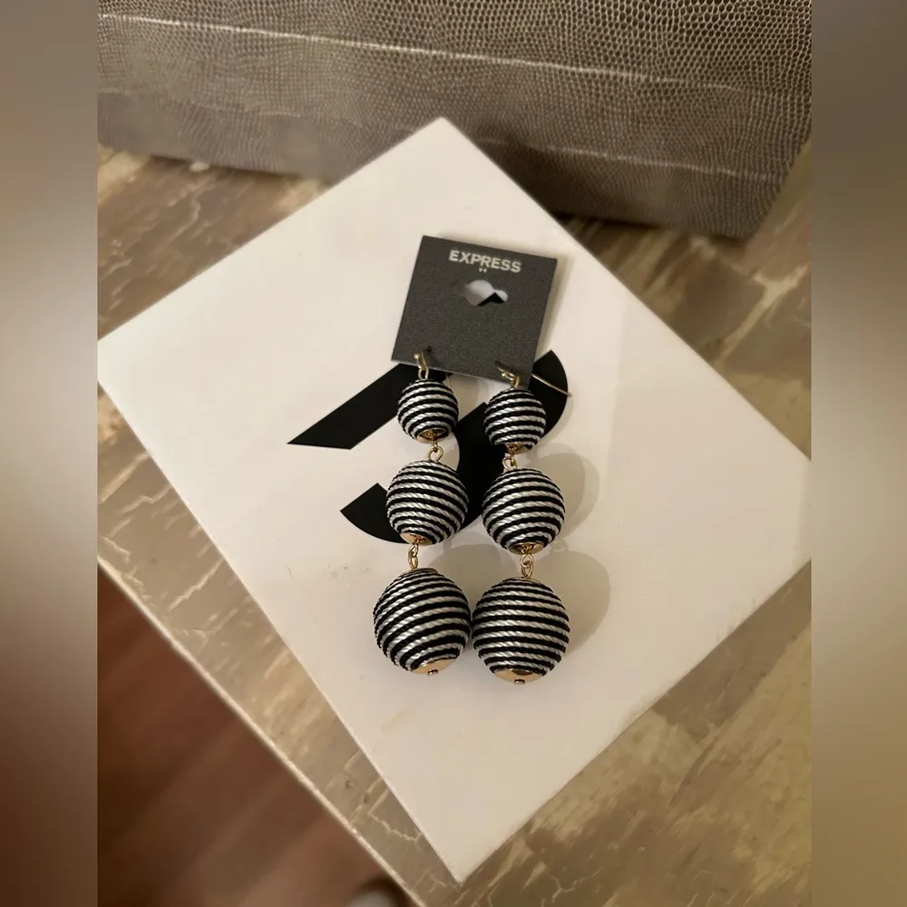 FREE with bundle! NWT Express black and white threaded drop dangle earrings - Image 3