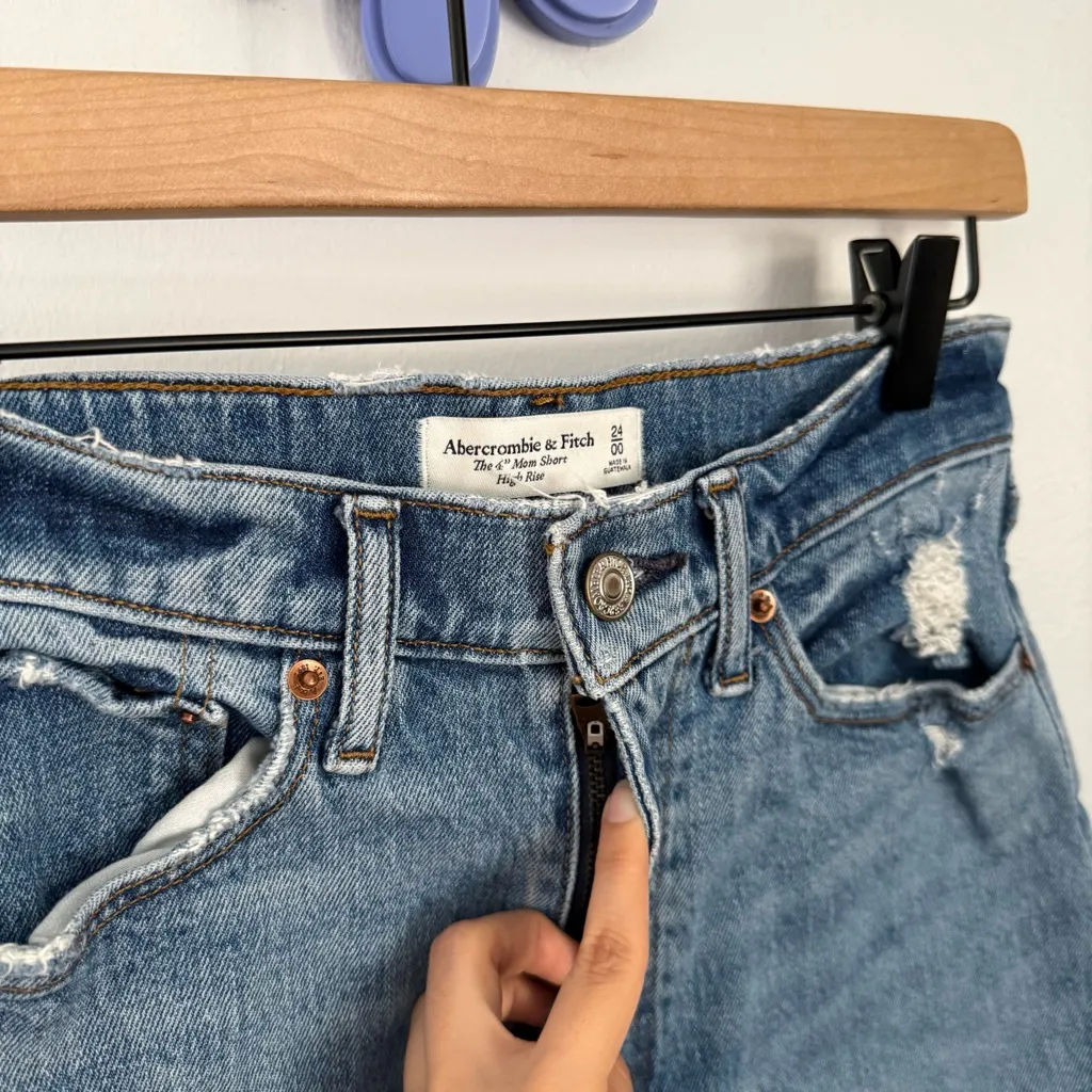 Abercrombie & Fitch 24/00 4” Mom High Rise Shorts Curve Love Denim Distressed - Image 2