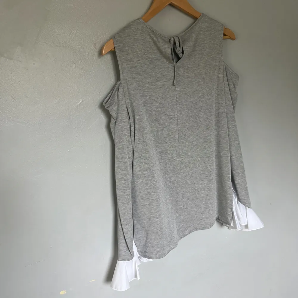 Scripted Cold-Shoulder Women's Top in Gray - Image 5
