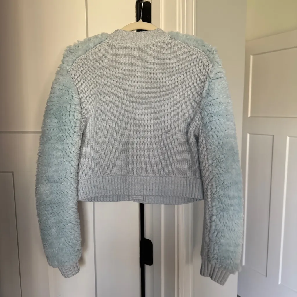 Alice + Olivia CASILDA FAUX FUR CROPPED CARDIGAN Sky Blue Knit - Image 8