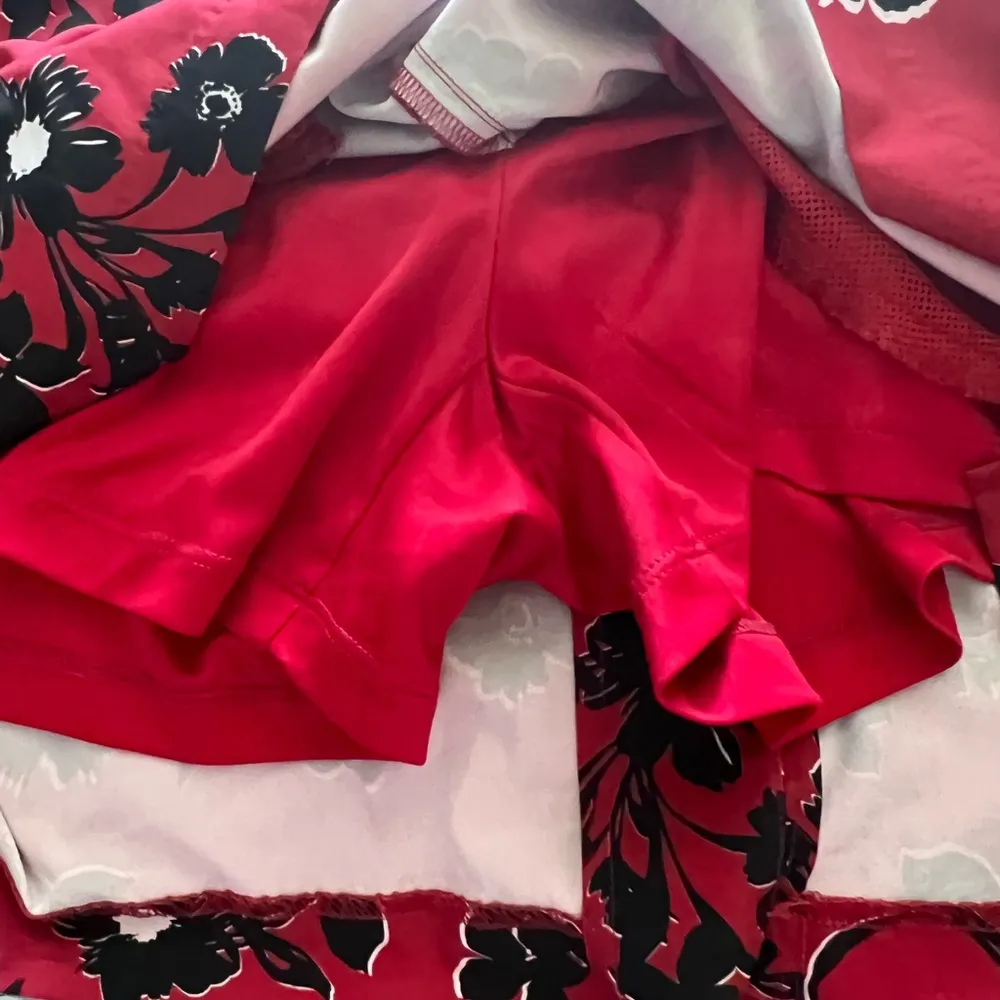 Izod golf women’s skort. Black/red floral. Size 6 - Image 3