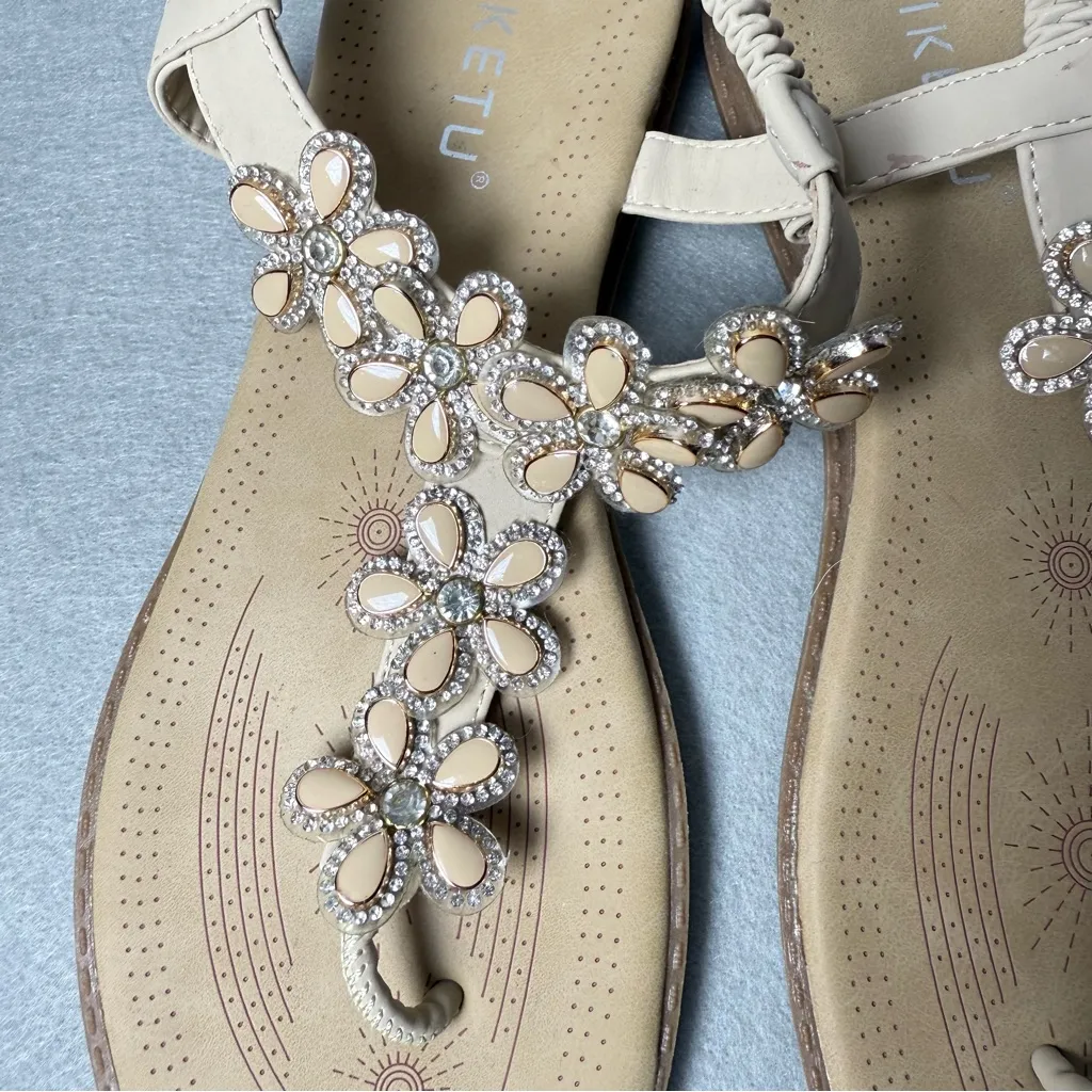 Siketu Women’s Floral Thong Strappy Sandal Beige Sparkle Accents Elastic Heel 42 Silver Size 10.5 - Image 2