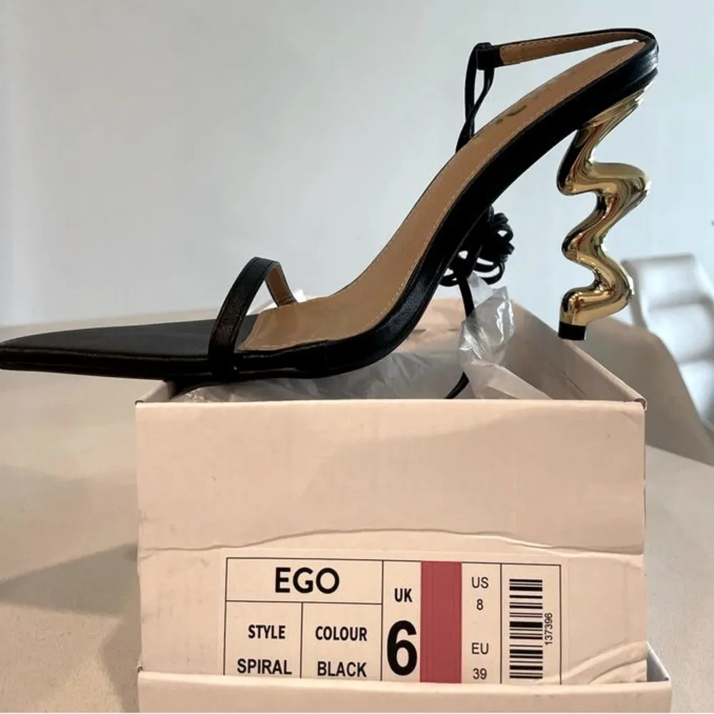New EGO Black Faux Leather Spiral Gold Heel Sandals Size 8 - Image 3