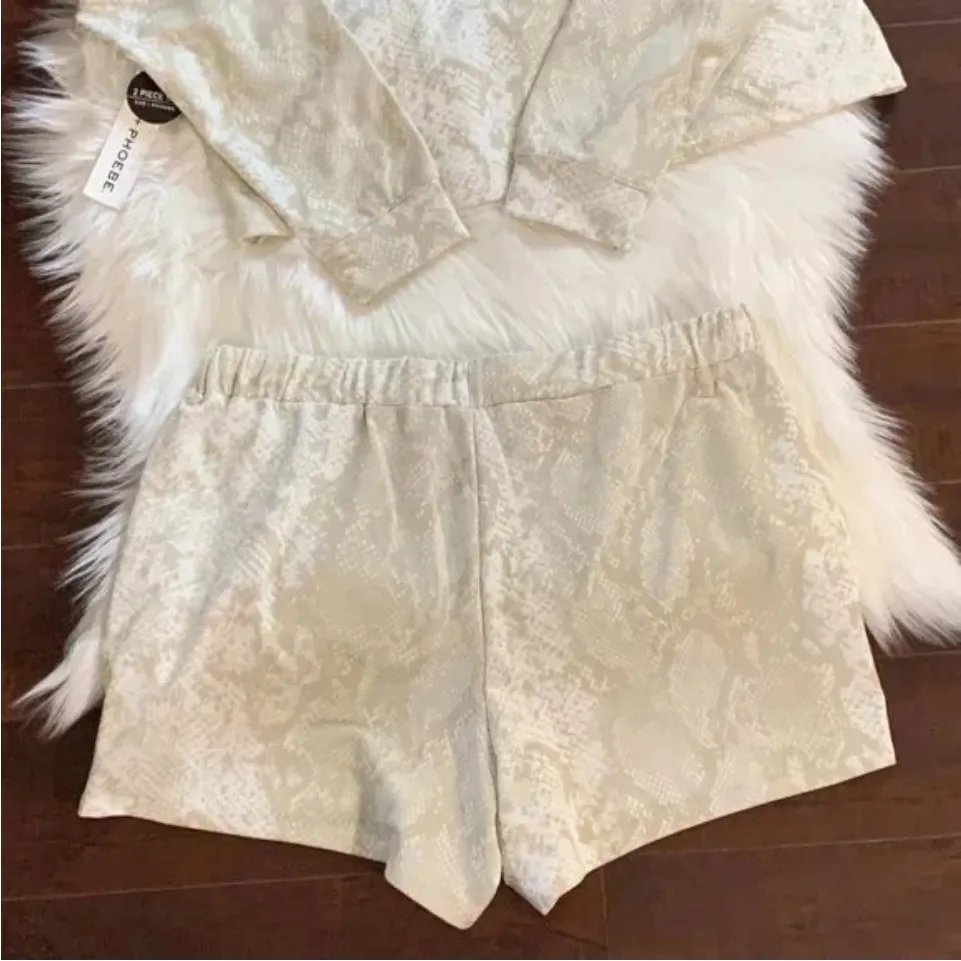 Zoe + Phoebe Ivory Snake Print 2pc Hoodie + Shorts Lounge Set Size Large - Image 8