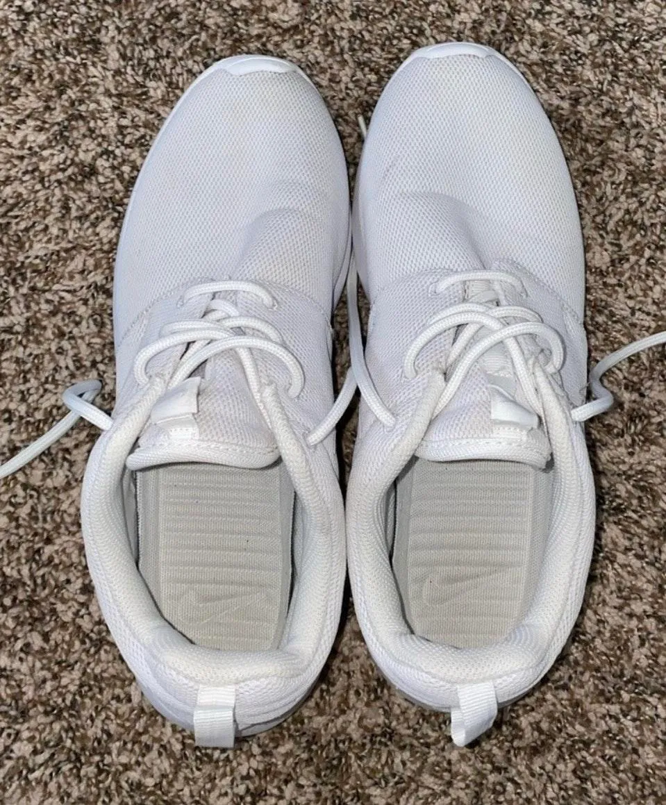 Nike Tennis Shoes - Image 3