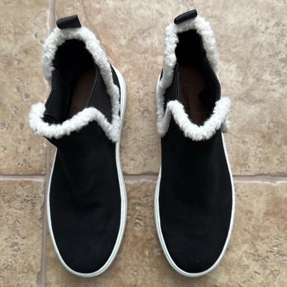 NIB Lucky Brand Kachai Chelsea Boot Black Suede White Faux Shearling Fur Size 7 - Image 6