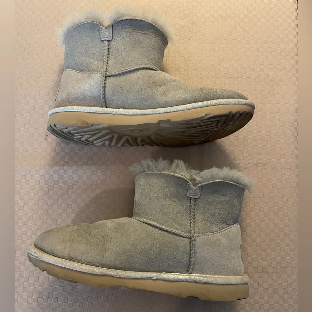 Uggs button star gray & silver fur lined suede boots. Size 5. - Image 4