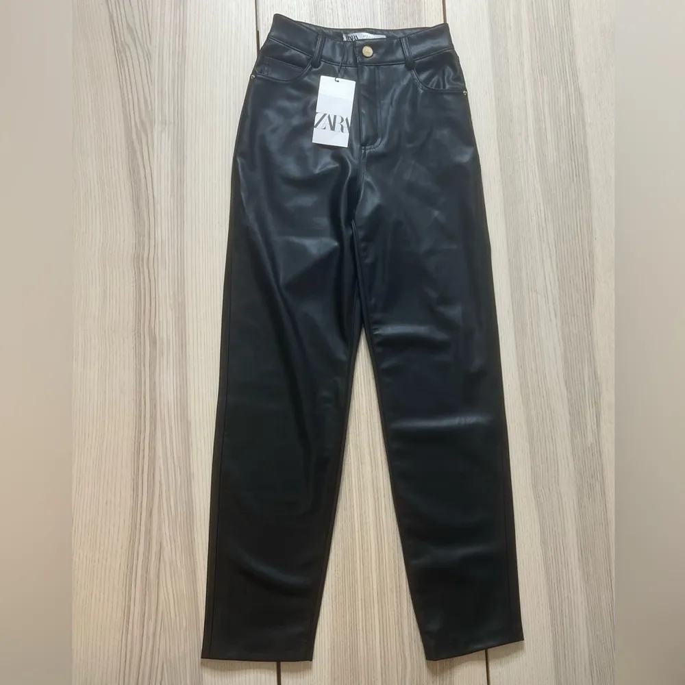 Zara Black Cropped faux leather pants size 8 NWT - Image 9