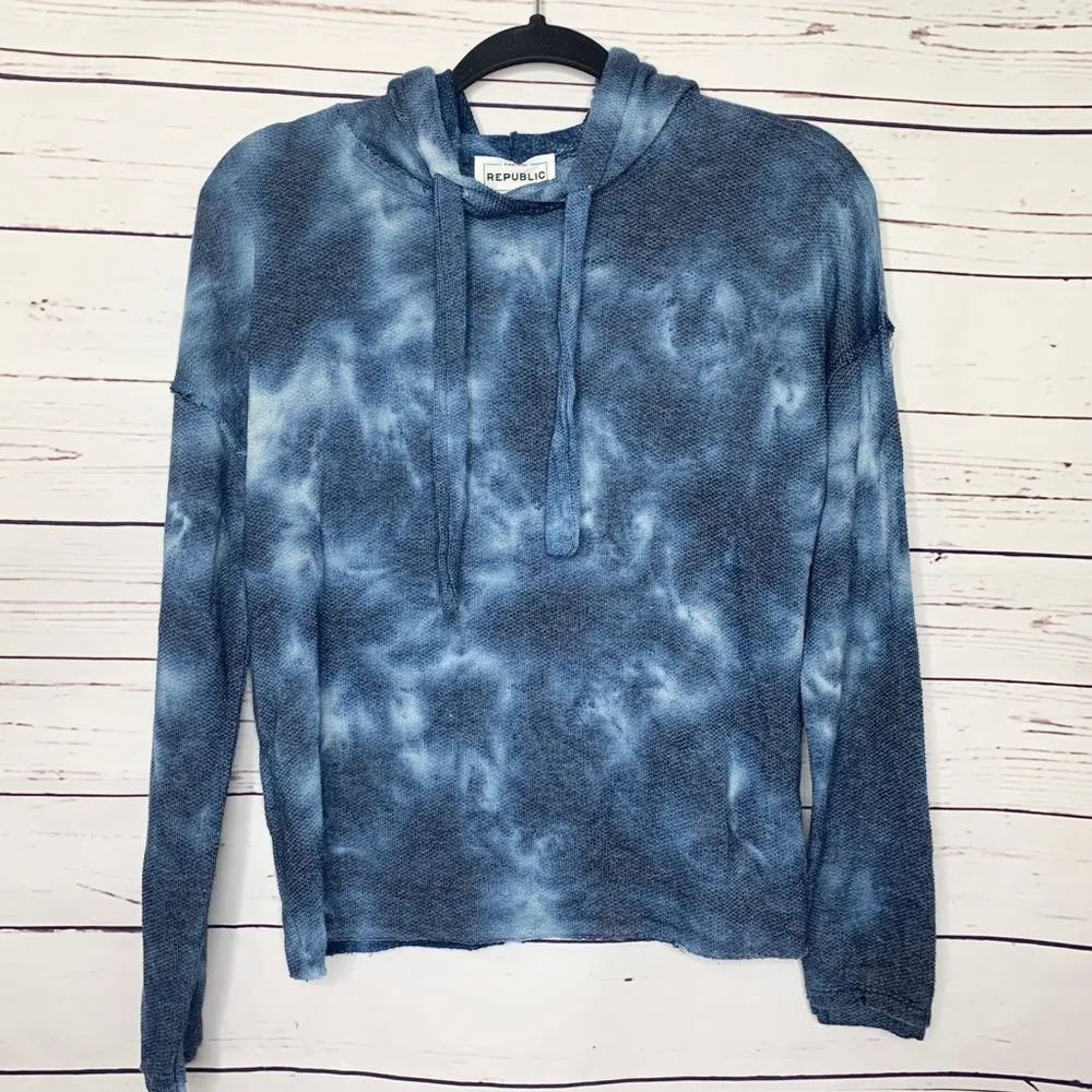 NWT For the Republic Blue Tye Dye Hoodie Sweater Top Size Small - Image 3