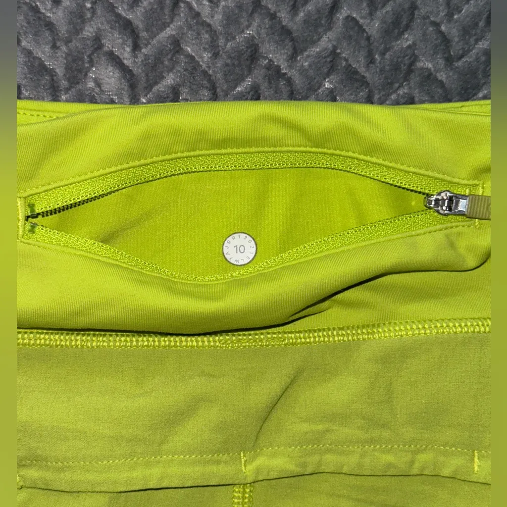 Lululemon Women’s  Hotty Hot Short‎ Lined Neon Green Size 10 - Image 3