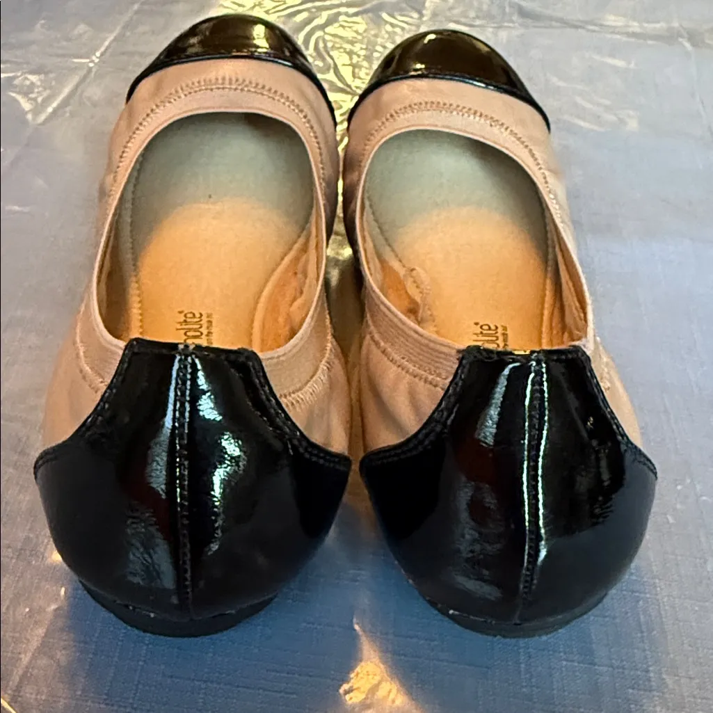 Cobb Hill by New Balance Women's Tan and Black Cap Toe Flats Size 7.5 - Image 2