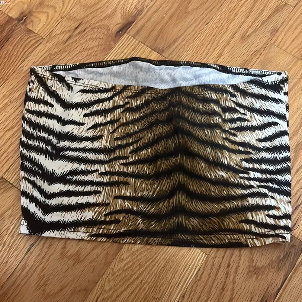 Boutique tiger print tube top crop top. - Image 2