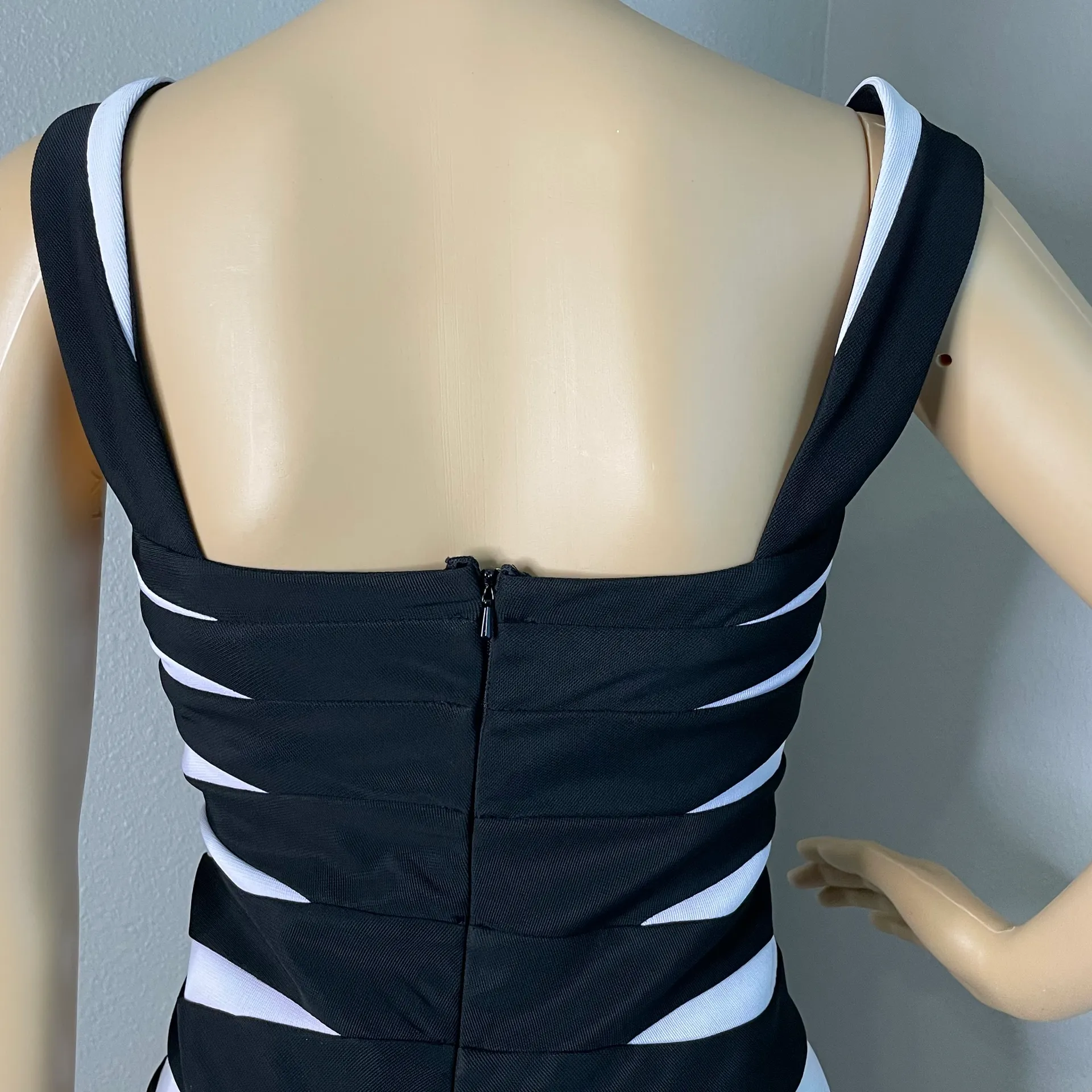 Black and White Striped Sleeveless Bandage Dress Size 4 - Image 5