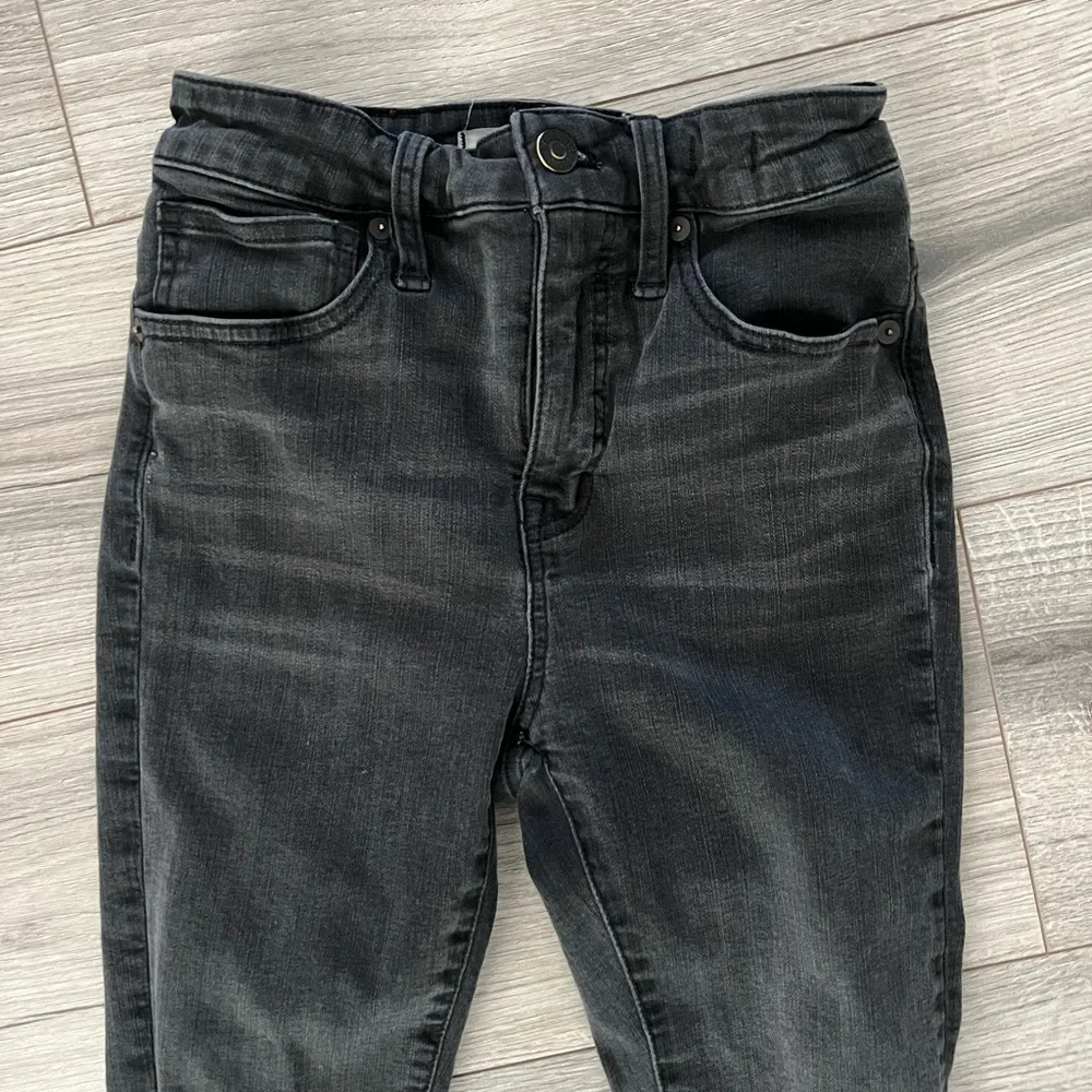 Madewell Petite Curvy High-Rise Skinny Jeans in Black Sea | 25 Petite - Image 5