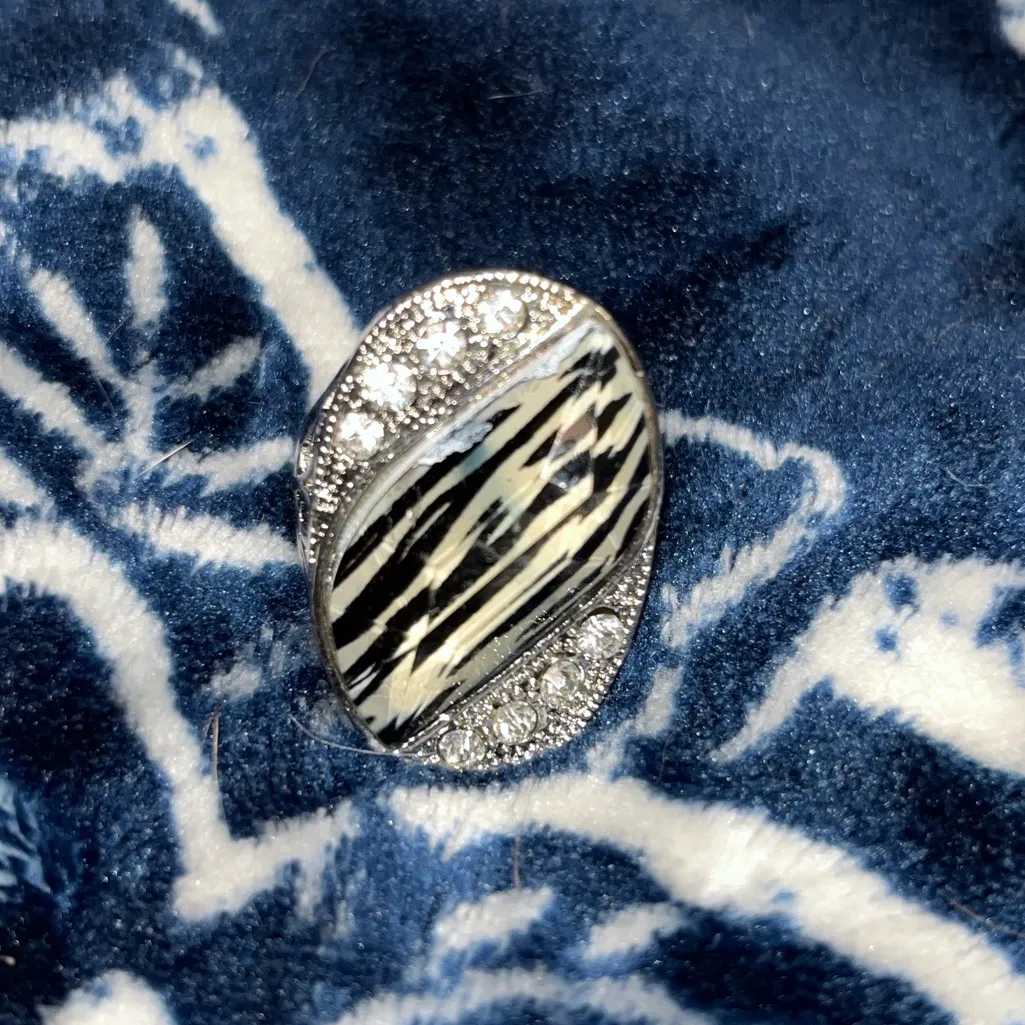 NEW! #9 Statement Ring Animal Print Design Set in silver-toned metal rhinestone - Image 3