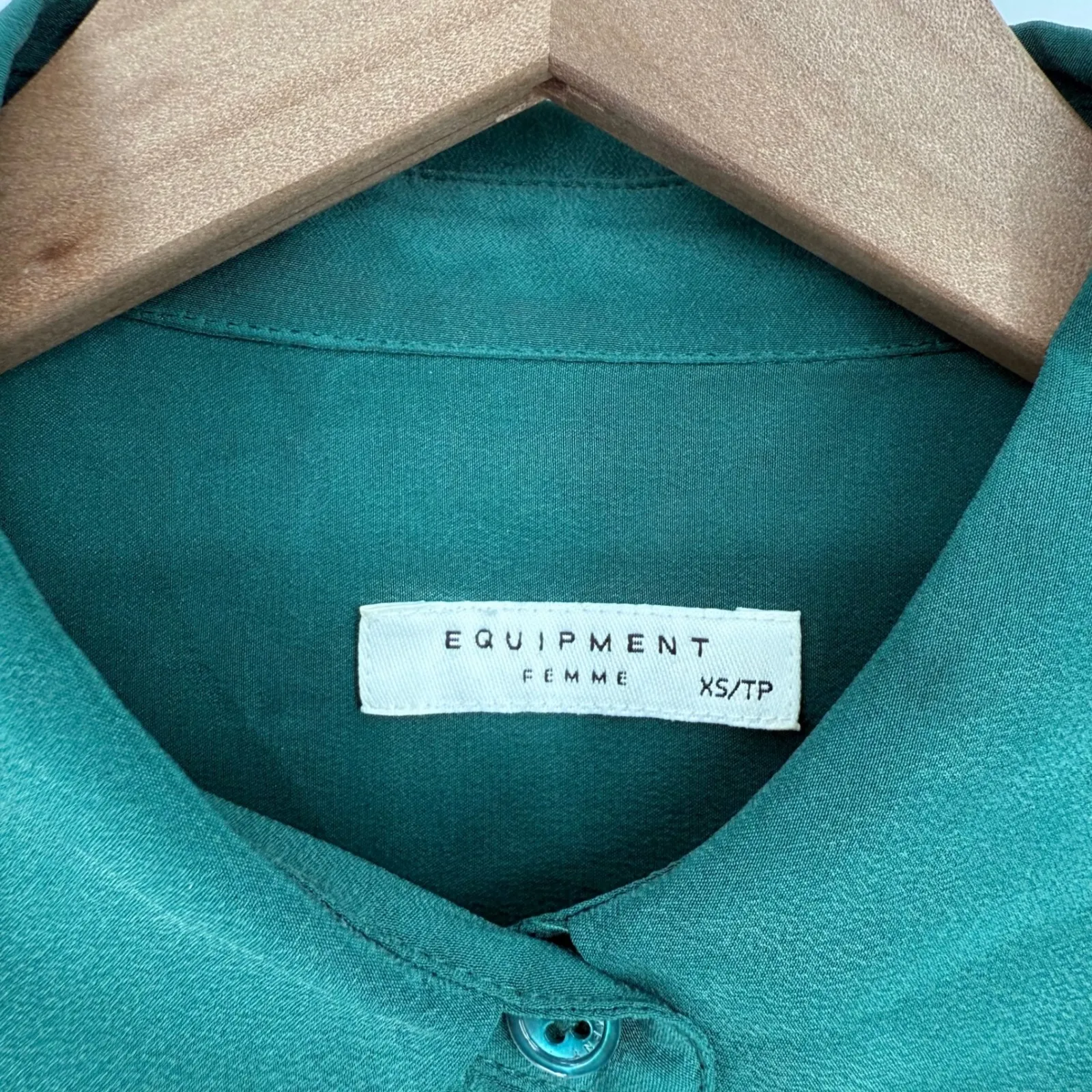 EQUIPMENT Femme Silk Button Down Shirt Green Long Sleeve Two Pocket Size XS - Image 4