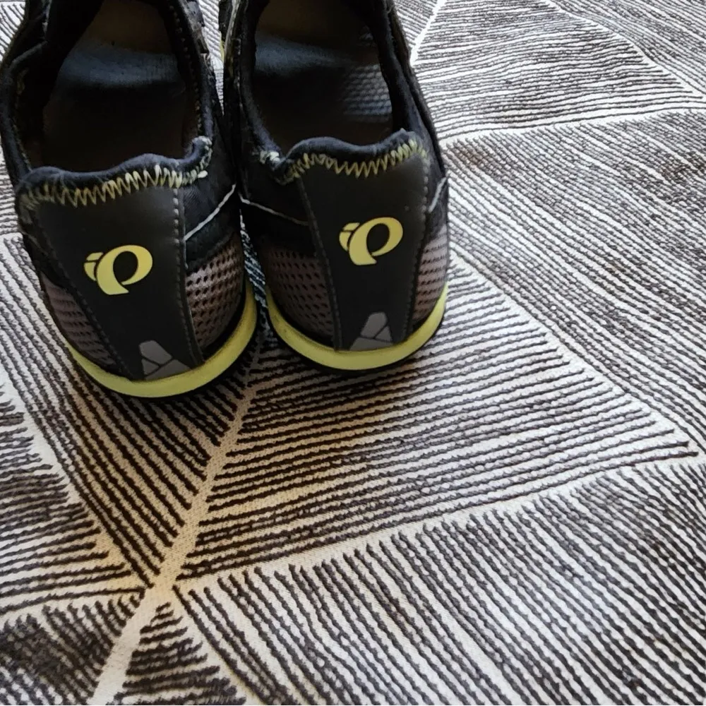 Pearl Izumi Black and Lime Cycling Shoes - Image 4