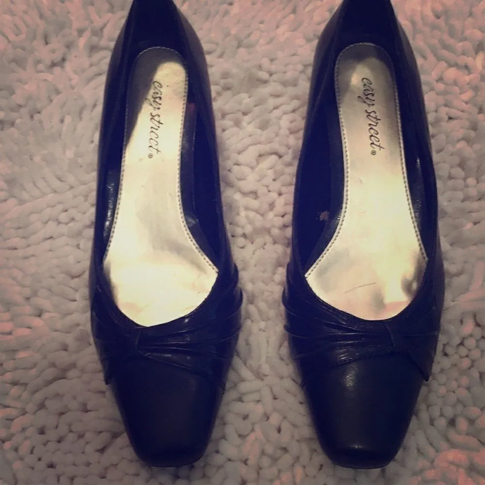 Easy Street Black Pumps Size 8 - Image 2