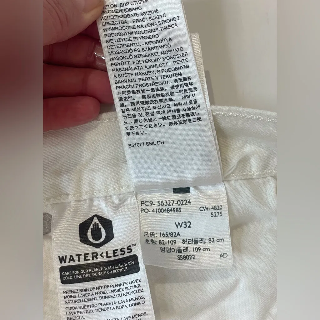 Levi's Women’s High Rise White Jean Shorts with Floral Embroidery 501‎ Size 32 - Image 13