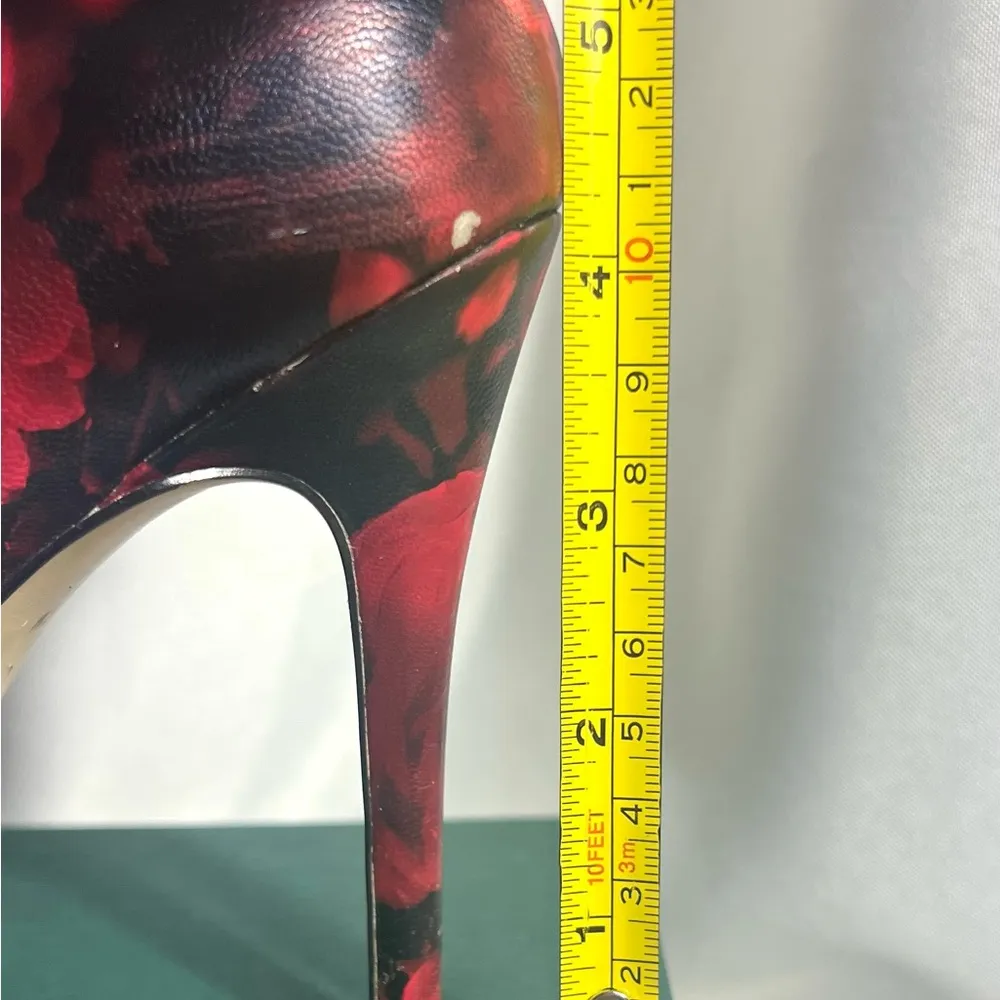 CHARLES By Charles David Stiletto Heels Sz 7M  Black/Red Roses Minor Peeling - Image 7