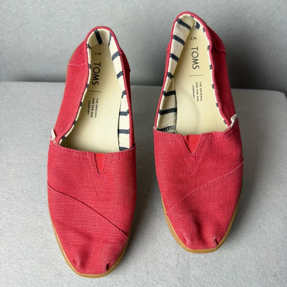 Tom’s Women’s Classic Red Wrap Style Slip In Comfort Flats Brown Sole size W7 - Image 2