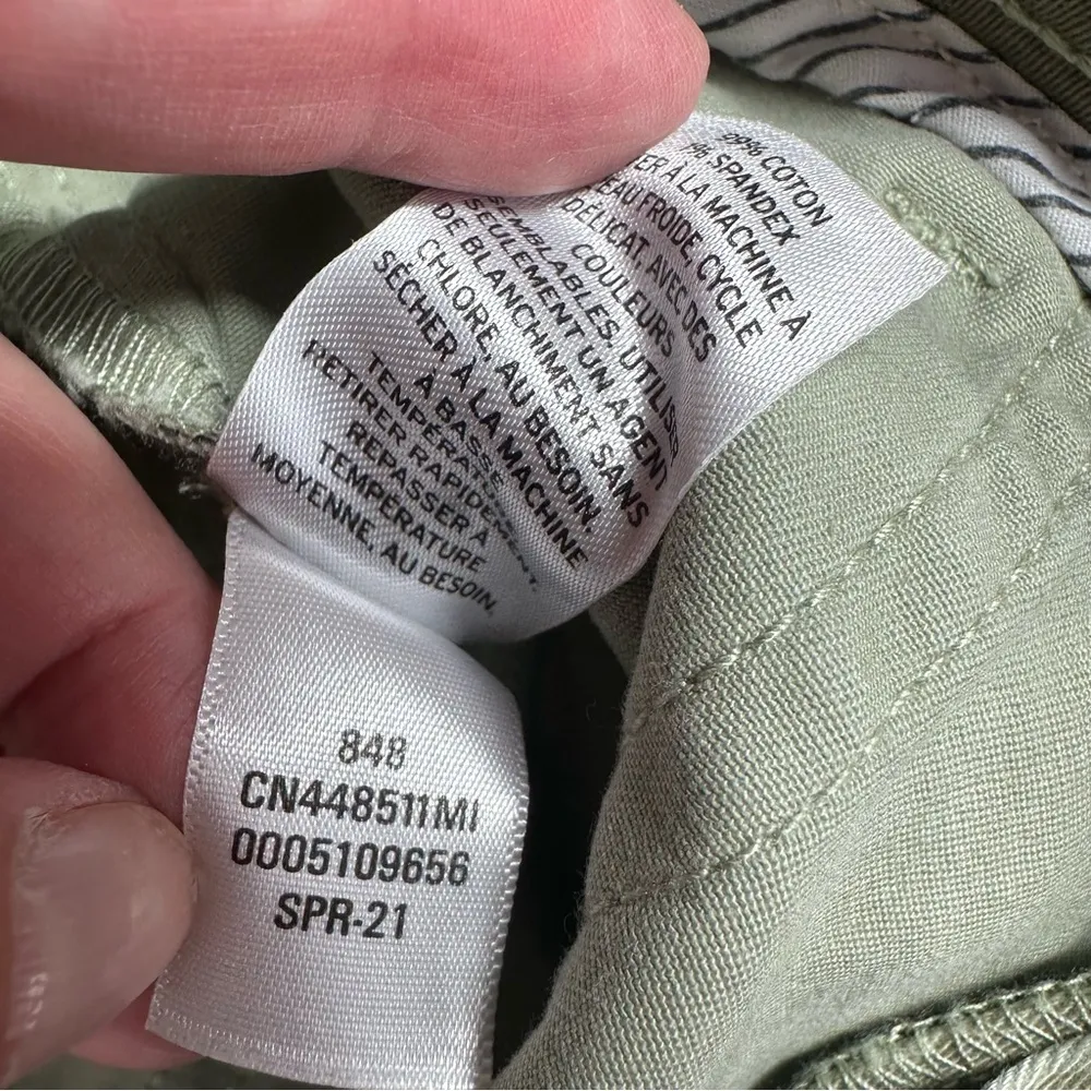 New NWOT Caslon Rolled Cuff Twill Shorts In Green Spring Camo SIZE 8 Summer - Image 9