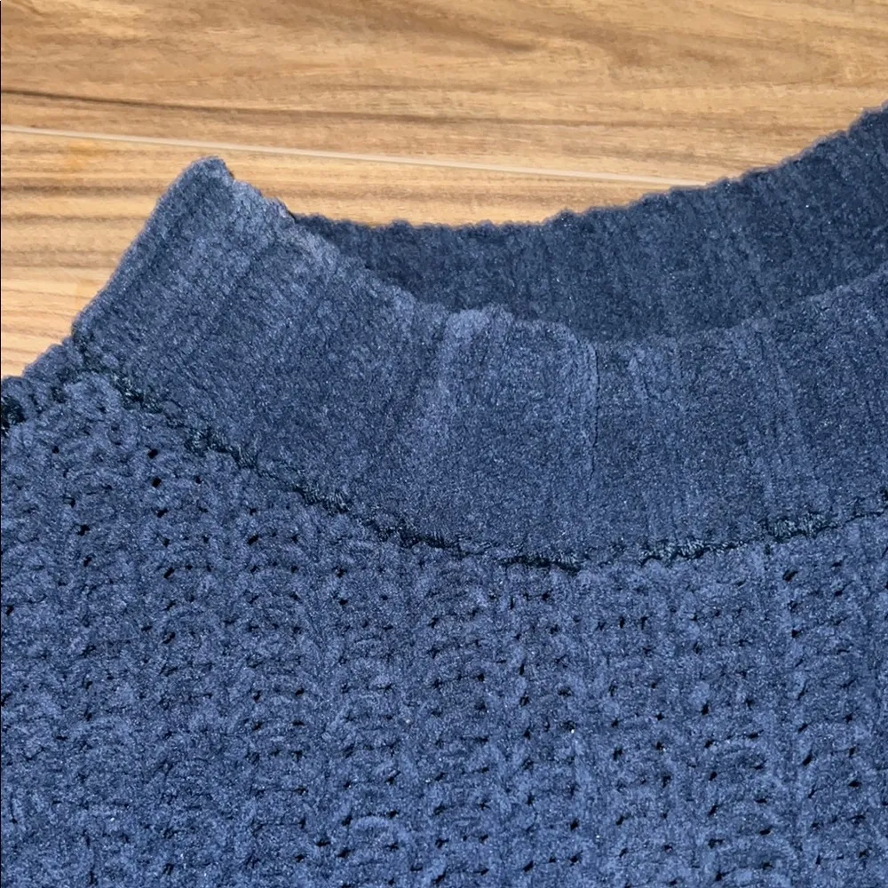 Hollister Deep Blue Women's Crew Neck Sweater - Image 8