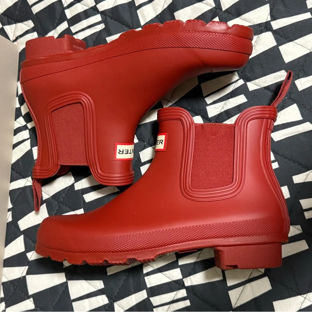 NIB Hunter Women’s Original Chelsea Boots in Military Red Size 6 - Image 5