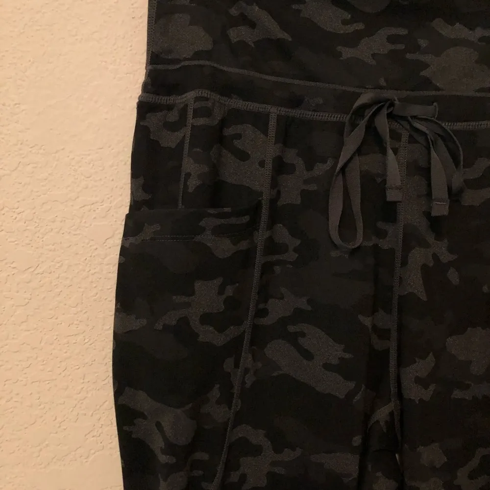 Fabletics  Camo Legging Joggers Cropped Grey Small - Image 2