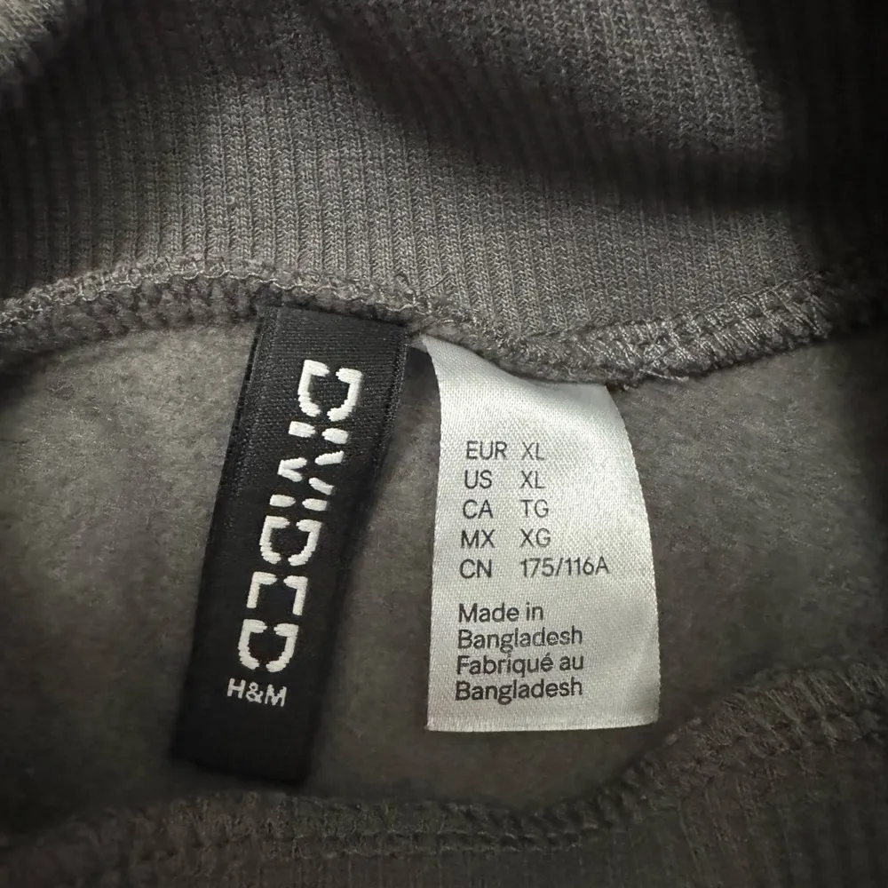 NWOT  Gray Graphic Cropped Oversized Sweatshirt - Women’s X-Large - Image 4